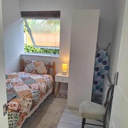 Budget Single Room Only For One Adult - Shared Flat Northolt  Extérieur photo