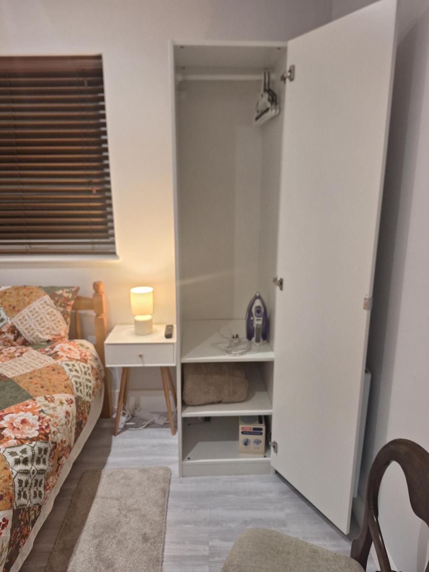 Budget Single Room Only For One Adult - Shared Flat Northolt  Extérieur photo