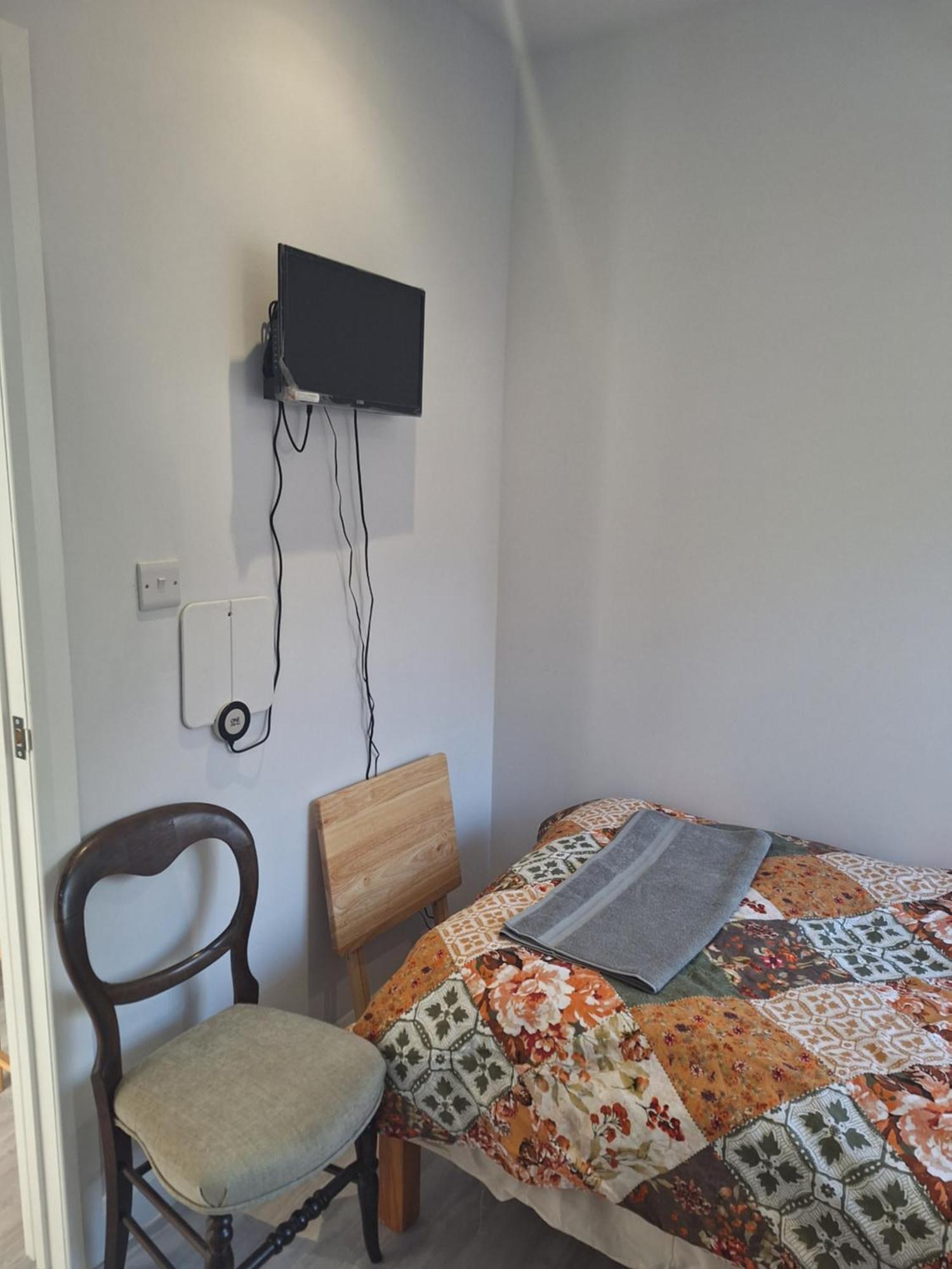Budget Single Room Only For One Adult - Shared Flat Northolt  Extérieur photo