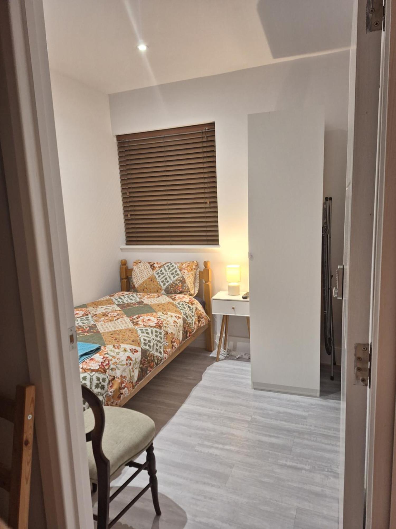 Budget Single Room Only For One Adult - Shared Flat Northolt  Extérieur photo