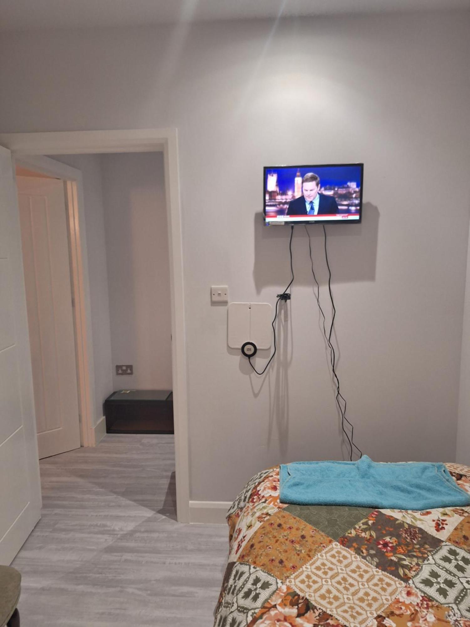 Budget Single Room Only For One Adult - Shared Flat Northolt  Extérieur photo