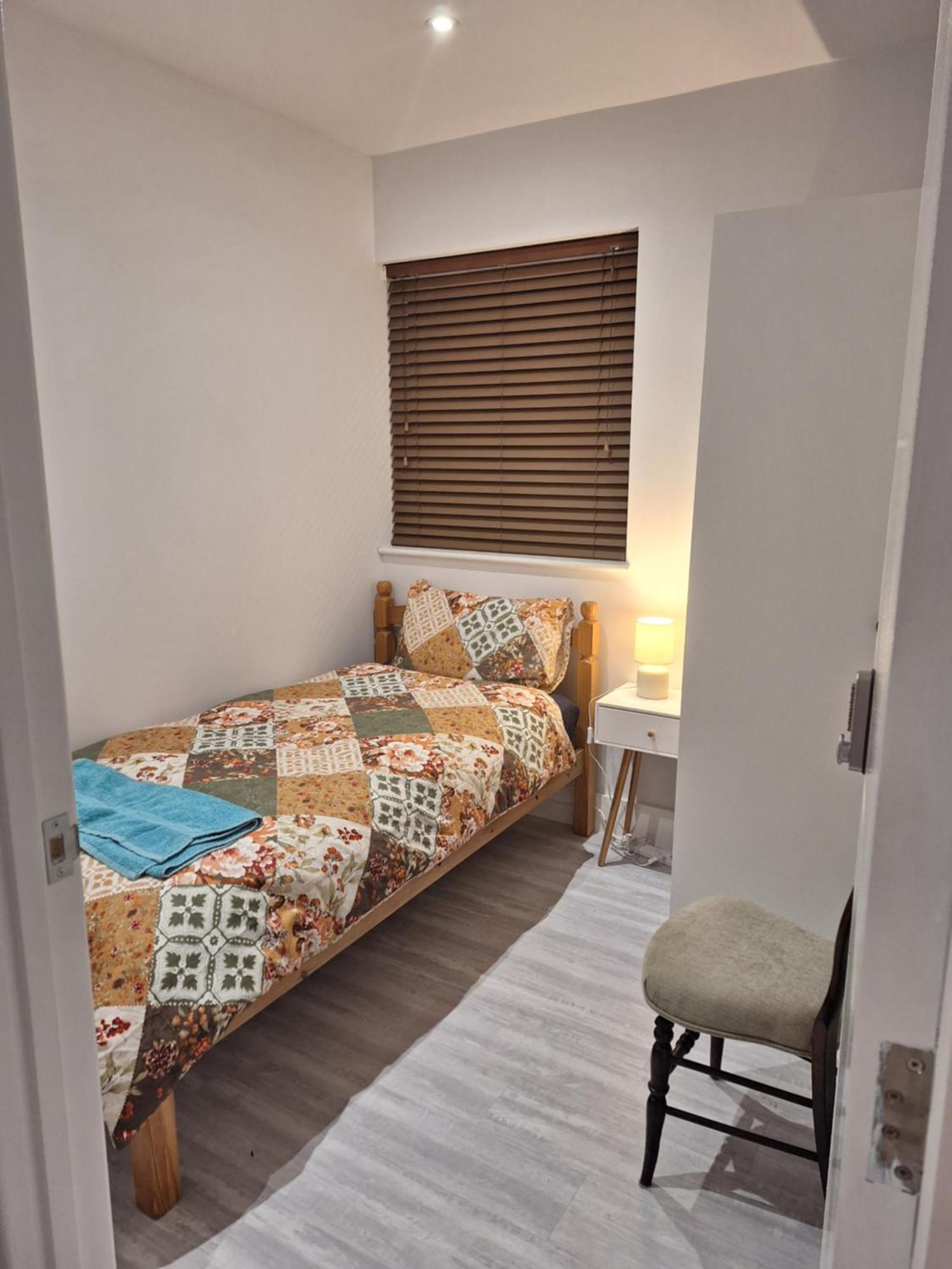 Budget Single Room Only For One Adult - Shared Flat Northolt  Extérieur photo